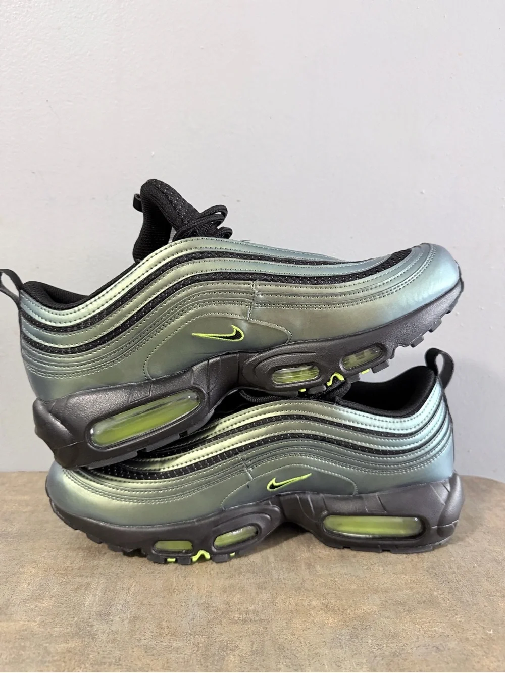 Nike Kids Black & Metallic Green Sneakers